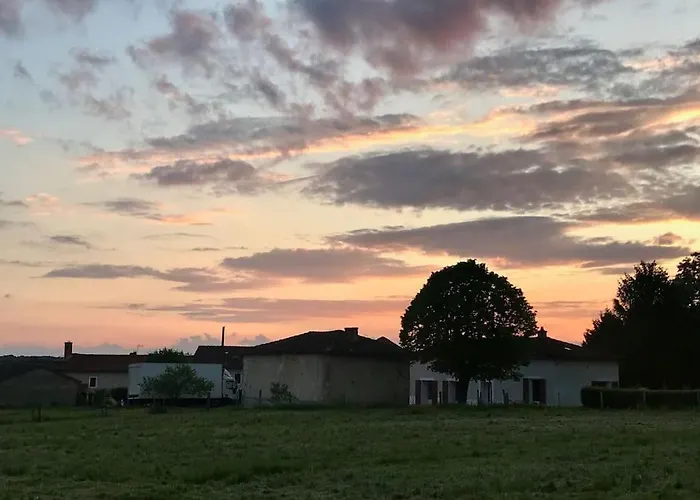 Сasa de vacaciones Comfortable Countryside Access To Jacuzzi Asnois (Vienne)